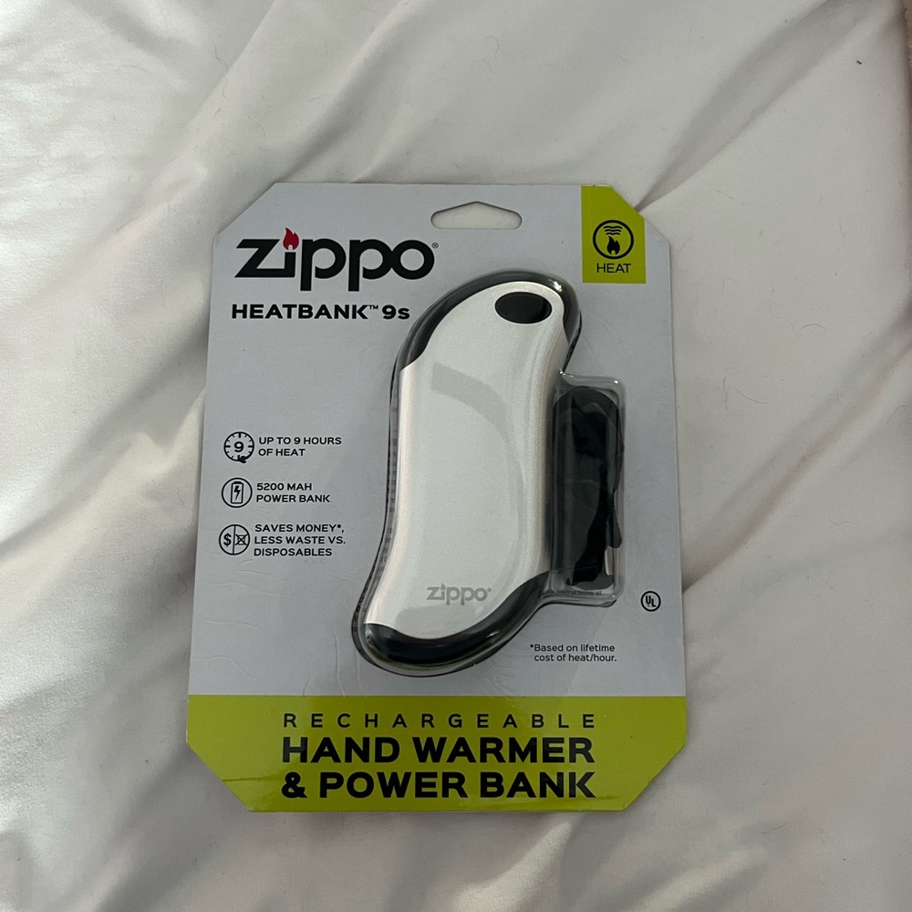 White and black Zippo Heatbank 95 hand warmer and power bank